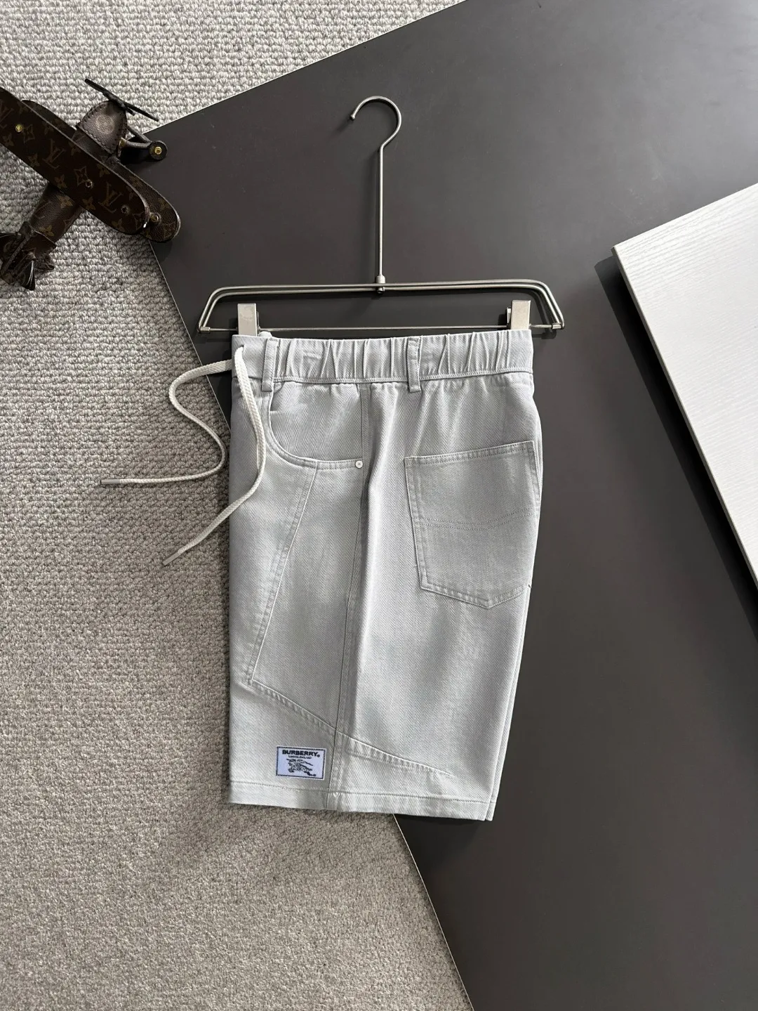 Next day shipment P160 Premium Burberry 2026 Spring/Summer New Arrival elastic band casual shorts, counter-customized fabrics Breathable, high comfort, impeccable details, brand element design concept, reflecting high quality. It feels delicate and soft! It presents a casual cut and the upper body shape is great! Sizes:S-3XL